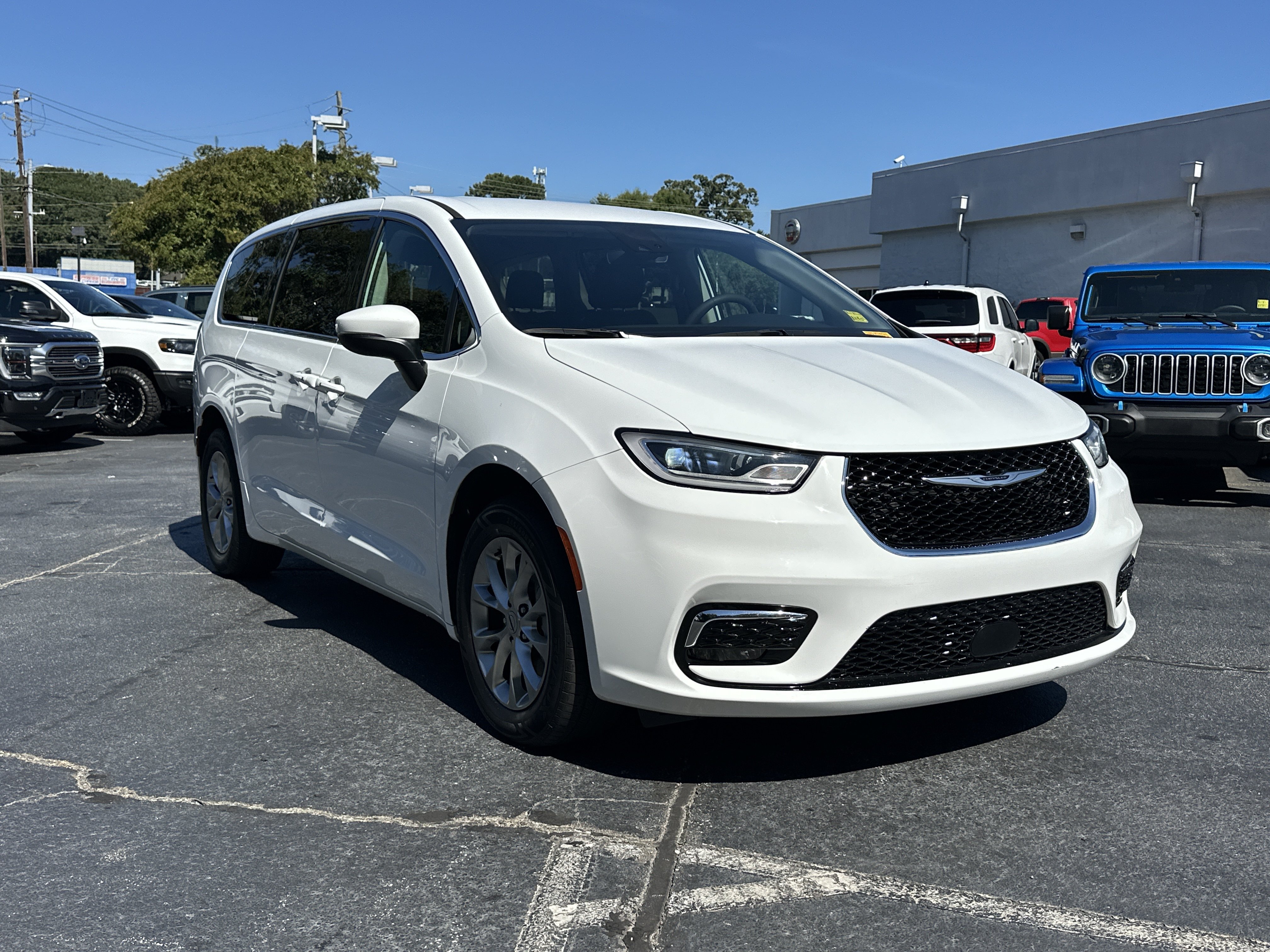 Used 2023 Chrysler Pacifica Touring-L AWD/4WD image 2