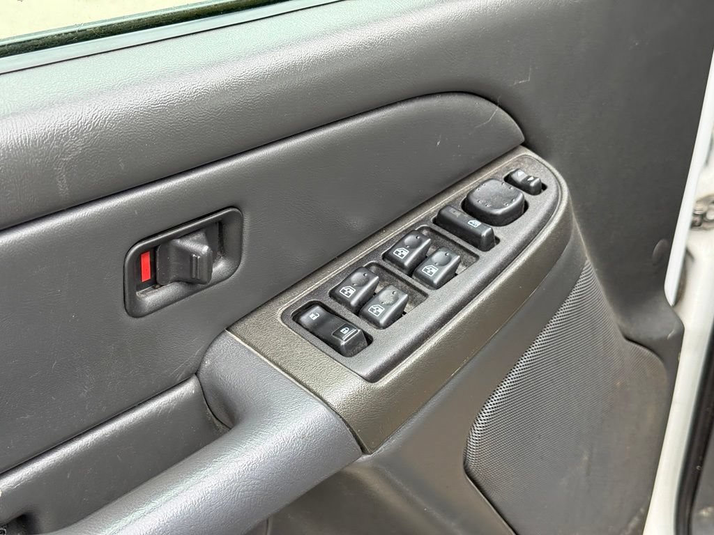 Used 2006 Chevrolet Silverado 2500 LT w/ Skid Plate Package AWD/4WD image 12
