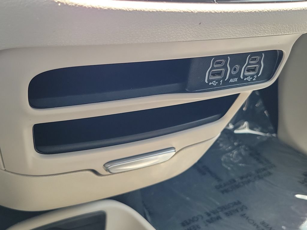 Used 2024 Chrysler Pacifica Touring-L FWD image 27