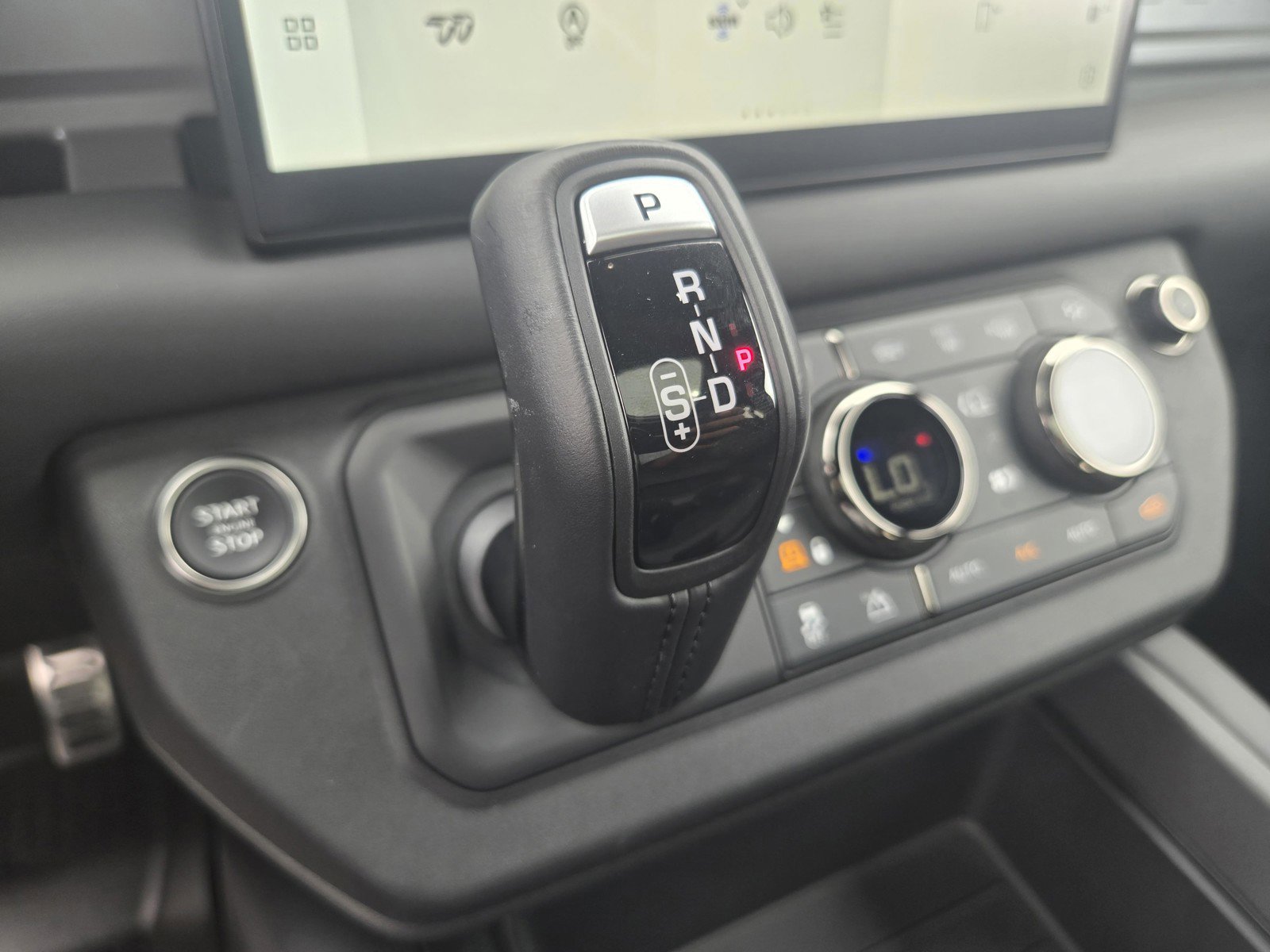 Used 2025 Land Rover Defender 110 image 15