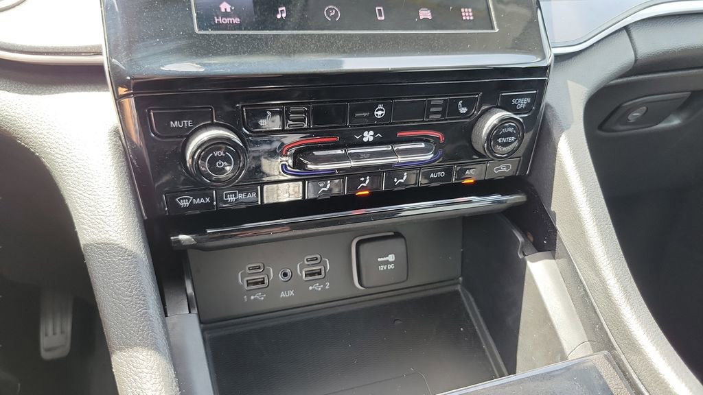 Used 2023 Jeep Grand Cherokee Laredo w/ Luxury Tech Group I RWD image 17