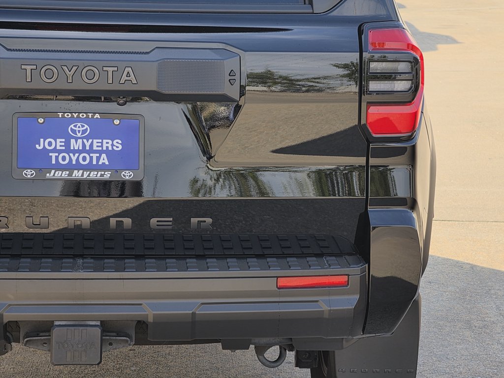 Used 2025 Toyota 4Runner SR5 AWD/4WD image 9