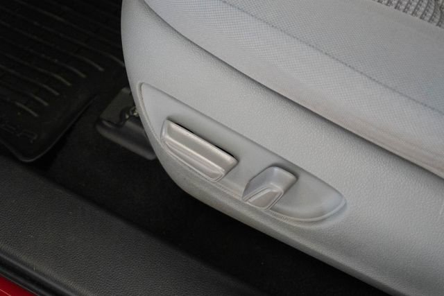 Used 2023 Toyota Highlander LE FWD image 17