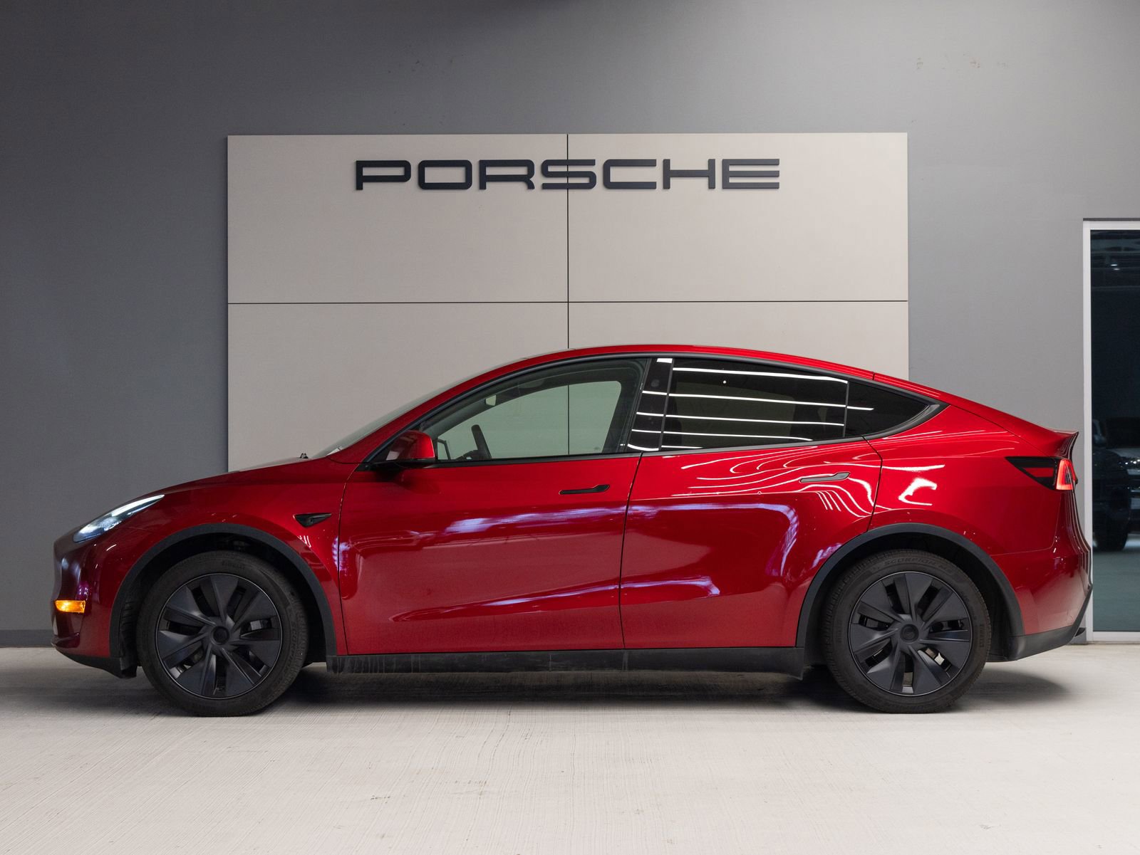 Used 2024 Tesla Model Y 2WD image 2