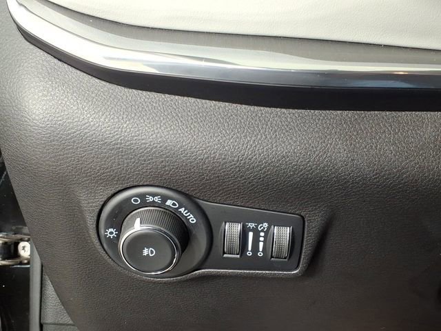 Used 2023 Jeep Compass Limited image 28