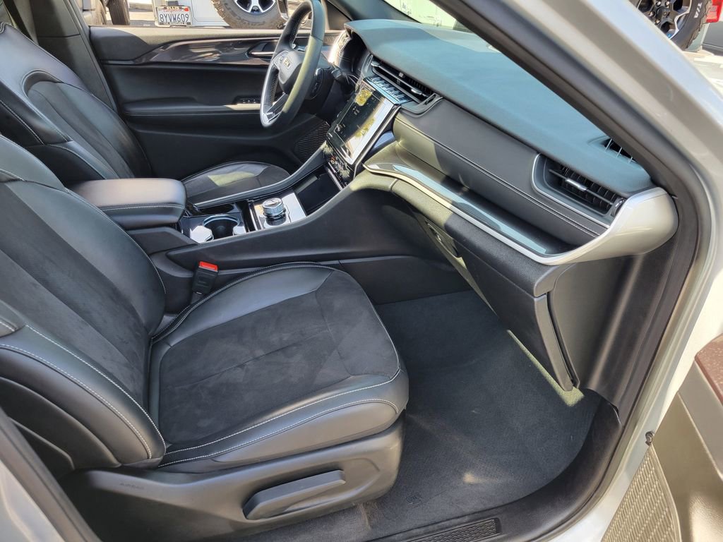 Used 2023 Jeep Grand Cherokee L Laredo image 17