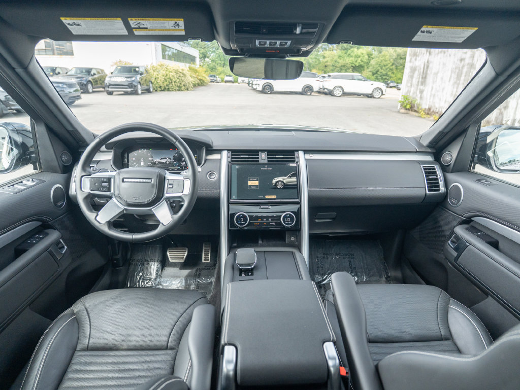 Used 2024 Land Rover Discovery Dynamic SE AWD/4WD image 19