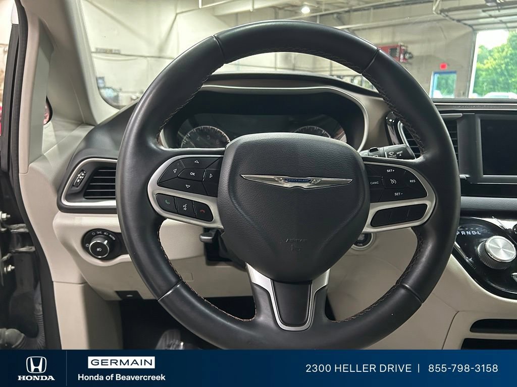 Used 2018 Chrysler Pacifica Touring-L FWD image 16
