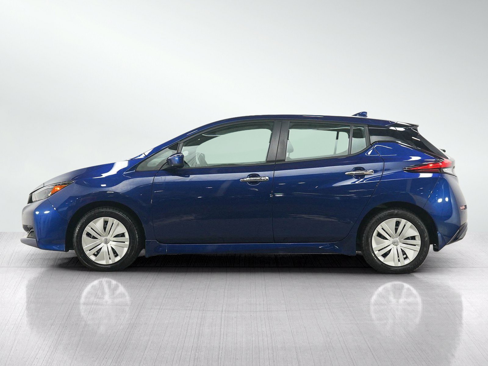 Used 2025 Nissan Leaf S FWD image 2