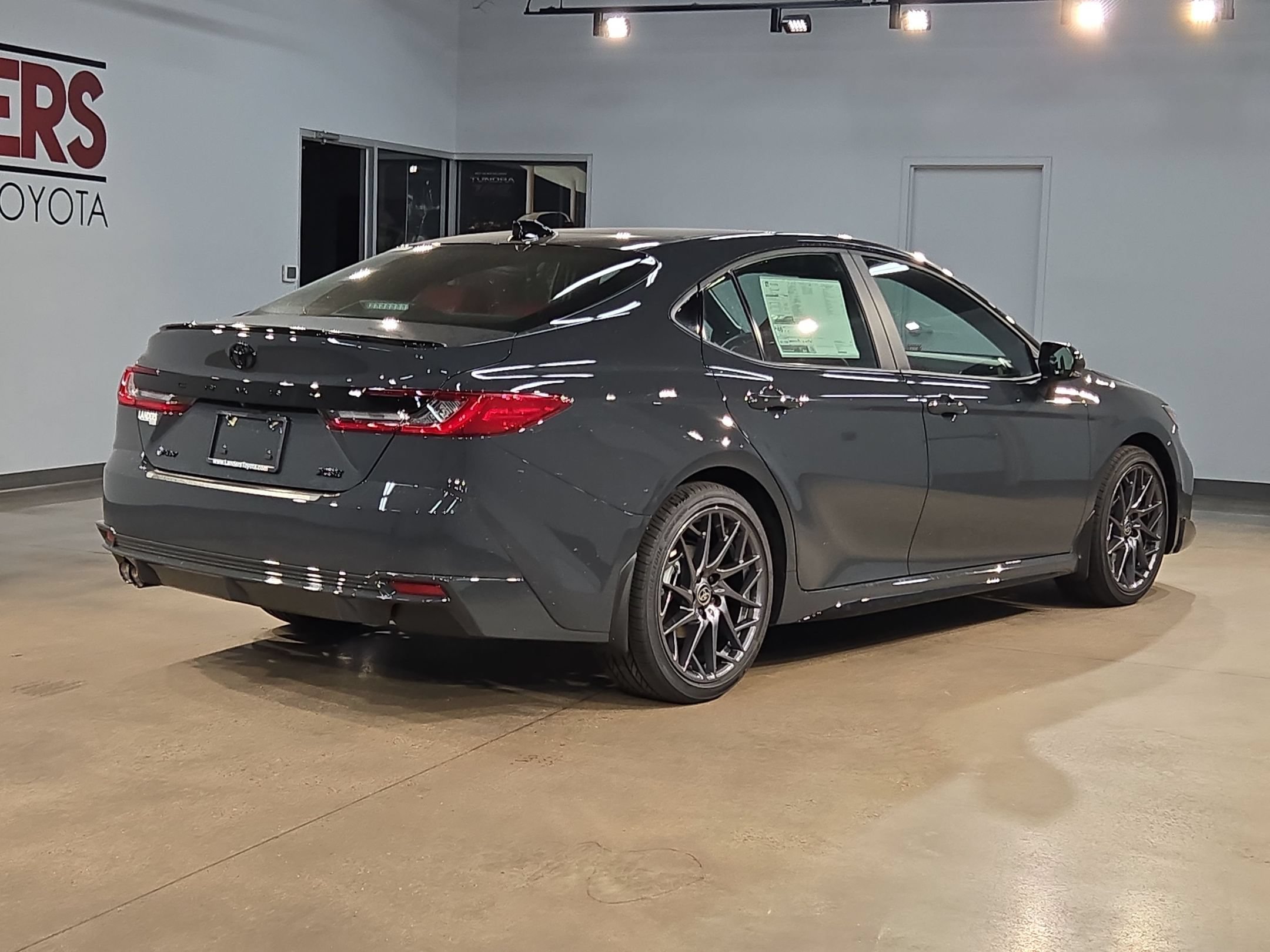 New 2026 Toyota Camry Hybrid FWD image 7