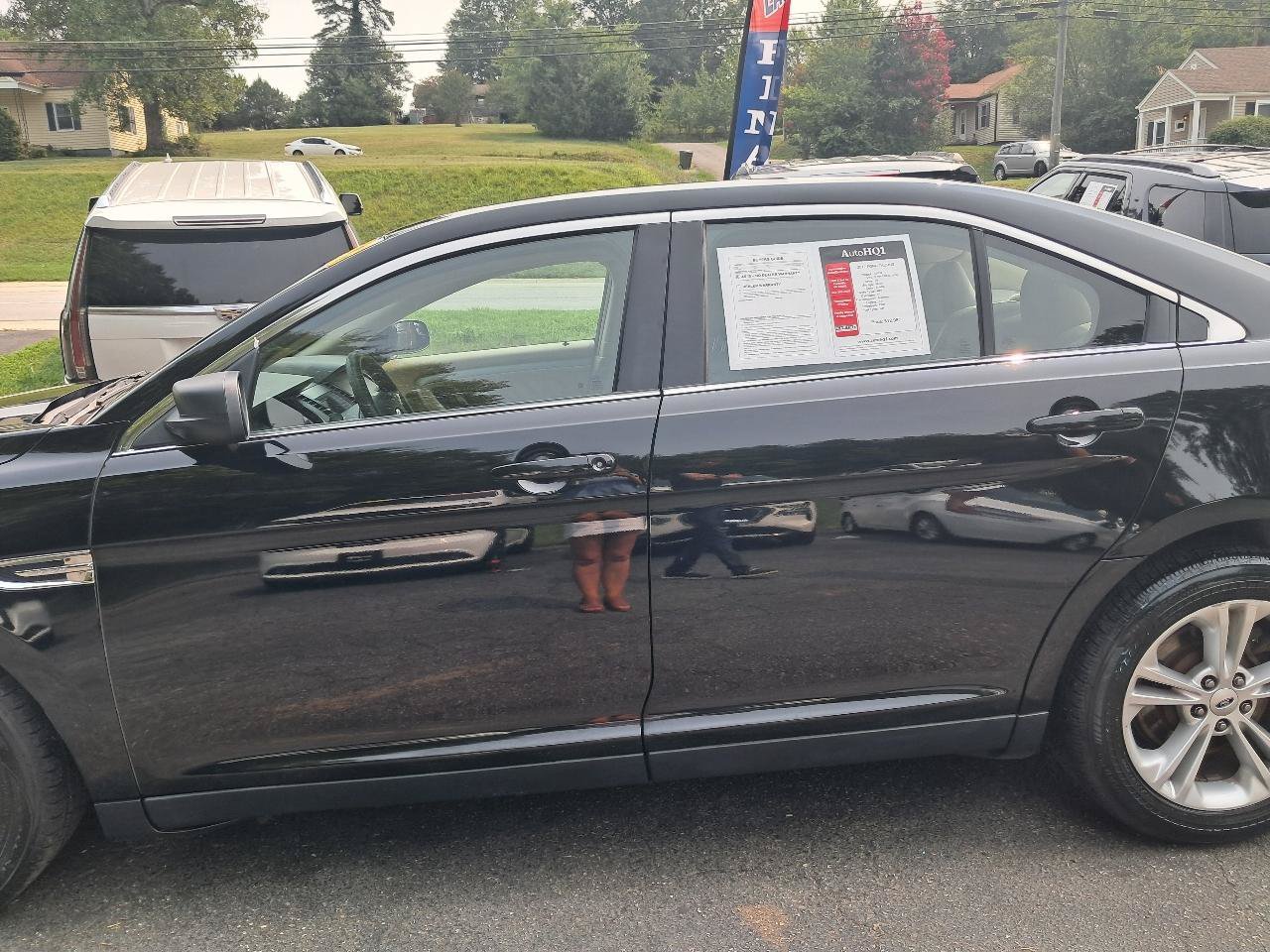 Used 2017 Ford Taurus SE FWD image 4