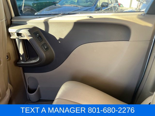 Used 2014 Chrysler Town & Country Touring-L w/ Driver Convenience Group FWD image 32