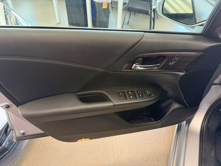 Used 2017 Honda Accord Touring image 17