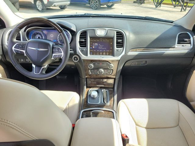 Used 2015 Chrysler 300 C RWD image 17