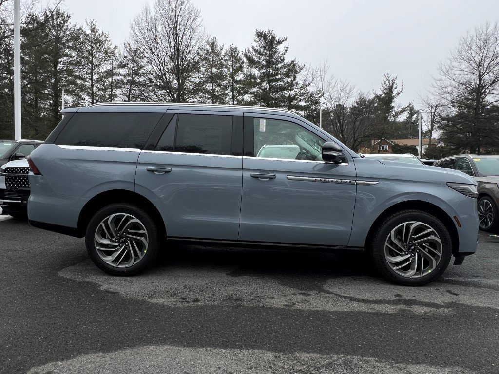 New 2026 Lincoln Navigator Reserve image 3