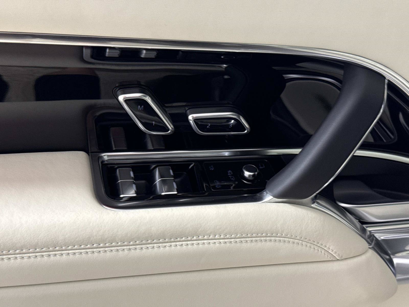 New 2026 Land Rover Range Rover Autobiography AWD/4WD image 19