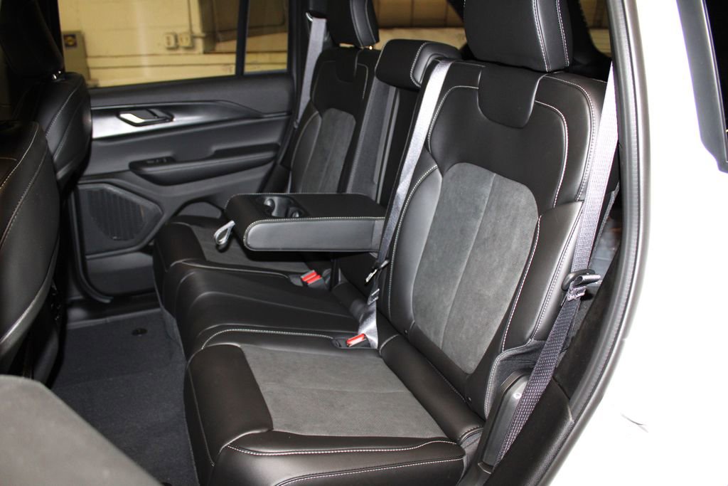 New 2025 Jeep Grand Cherokee Altitude image 26