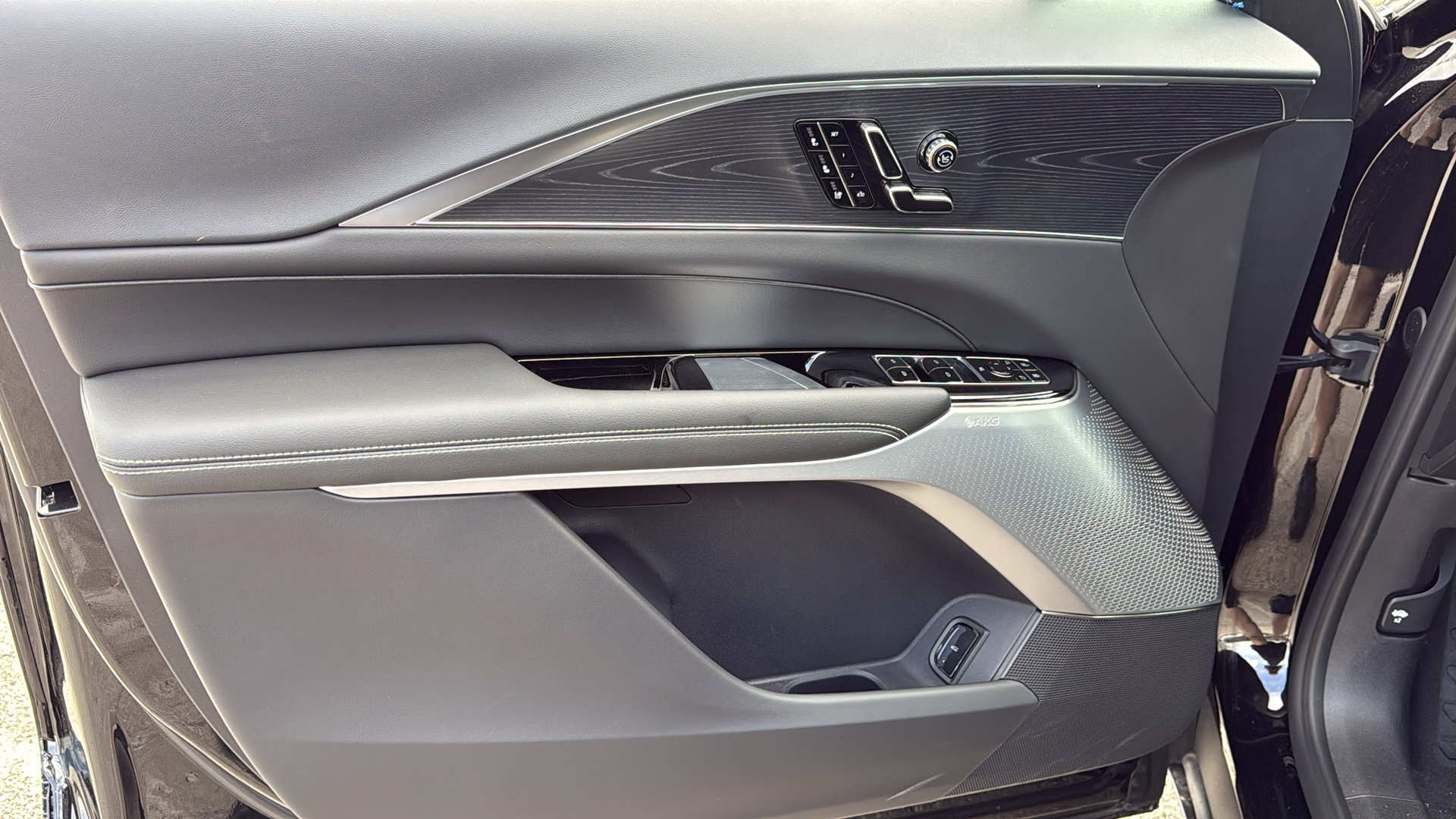 New 2026 Cadillac Lyriq Premium Luxury w/ LPO, Floor Liner Package AWD/4WD image 10