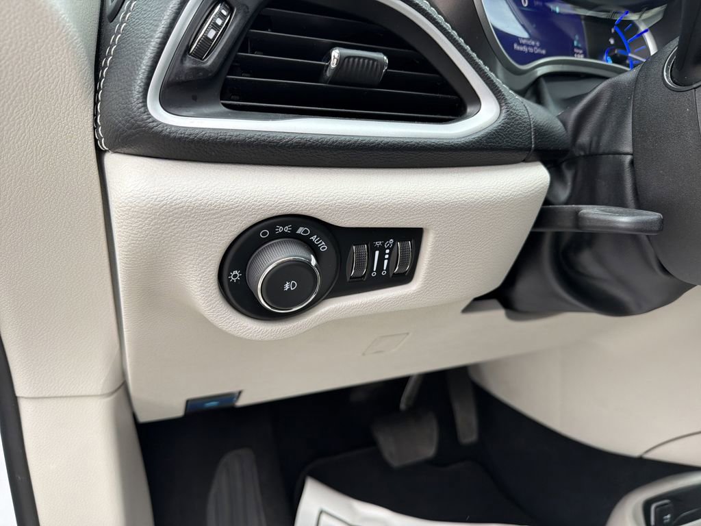 Used 2024 Chrysler Pacifica Select image 16