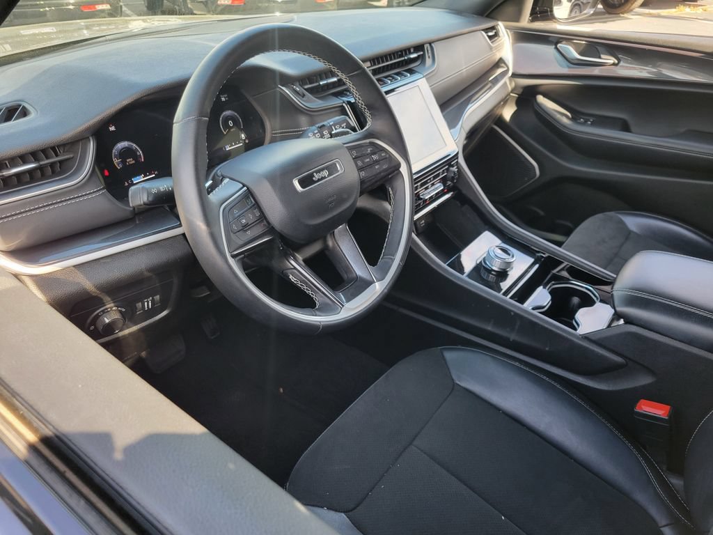 Used 2022 Jeep Grand Cherokee Altitude RWD image 3