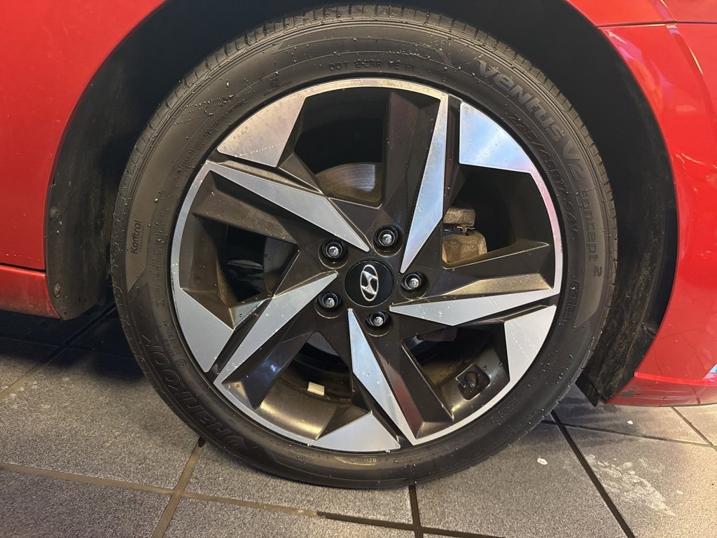 Used 2021 Hyundai Elantra Limited image 18