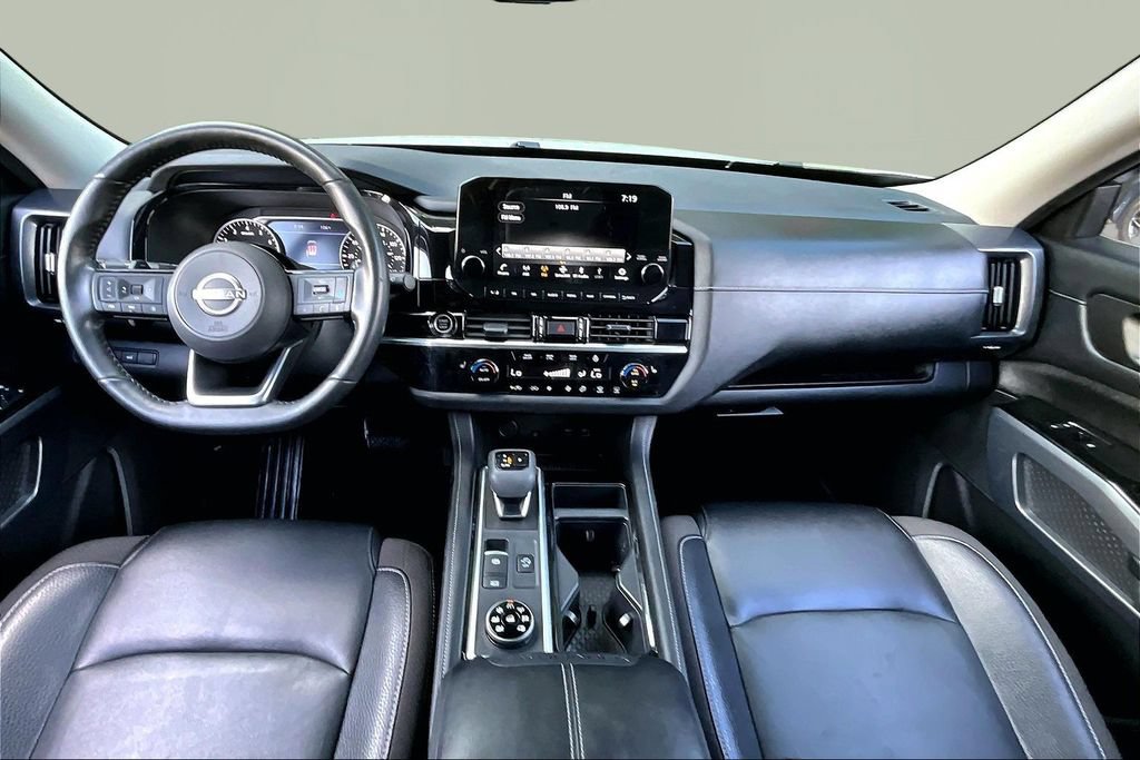 Used 2023 Nissan Pathfinder SL w/ Black Appearance Package AWD/4WD image 9