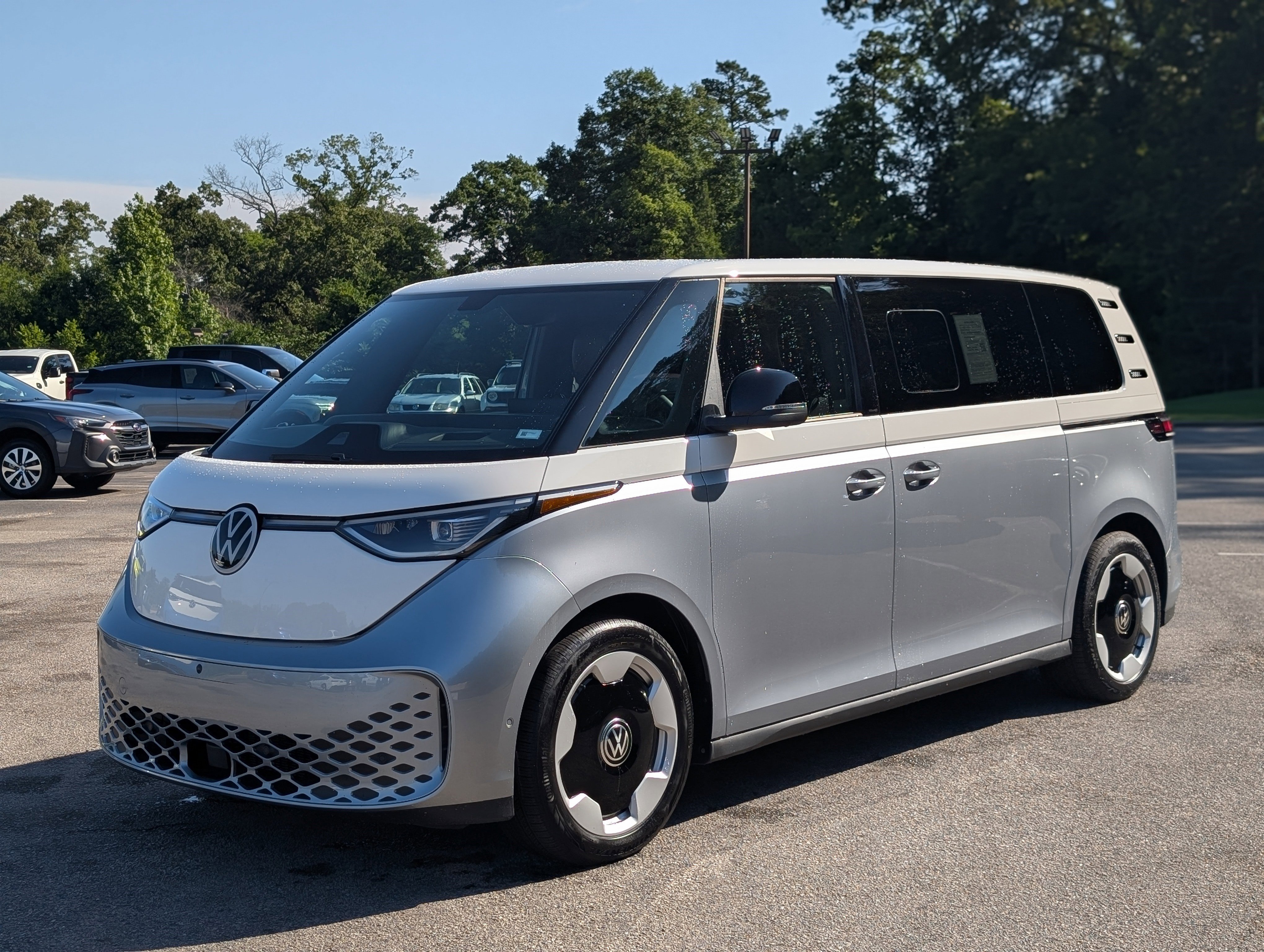 Used 2025 Volkswagen ID. Buzz Pro S Plus RWD image 5