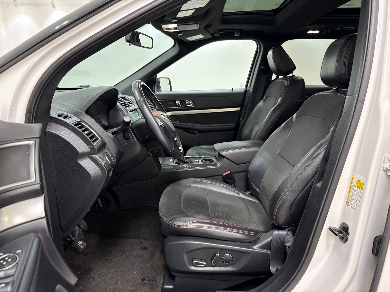 Used 2018 Ford Explorer XLT w/ Equipment Group 202A FWD image 13