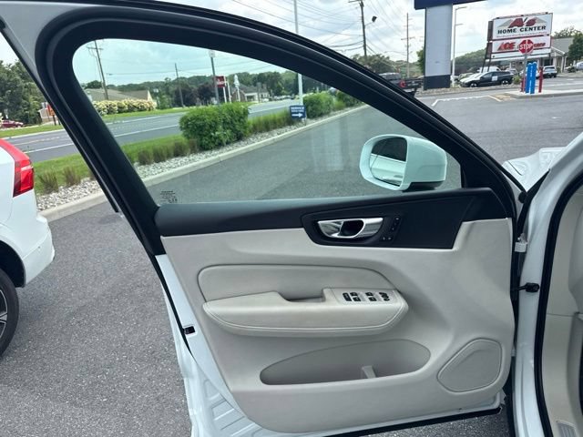 Used 2021 Volvo XC60 T5 Momentum w/ Climate Package AWD/4WD image 19