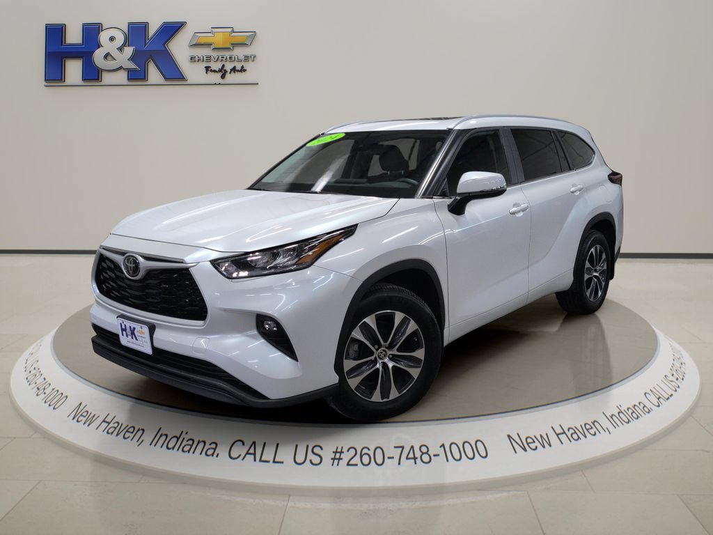 Used 2024 Toyota Highlander XLE AWD/4WD image 3
