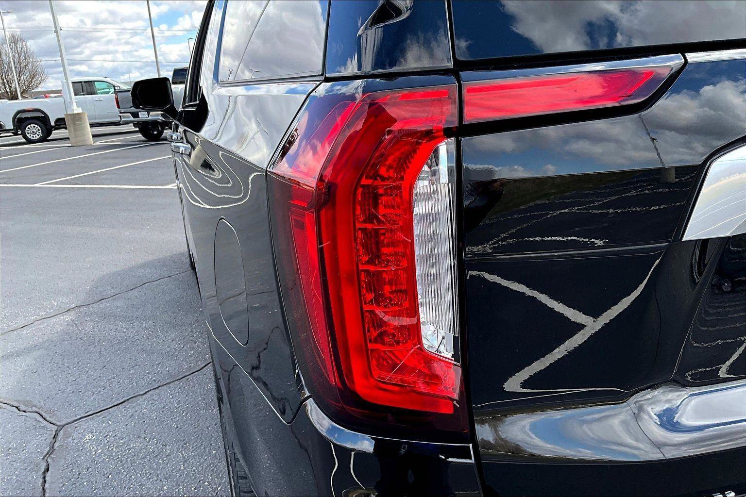 Used 2021 GMC Yukon XL Denali w/ Denali Premium Package image 32