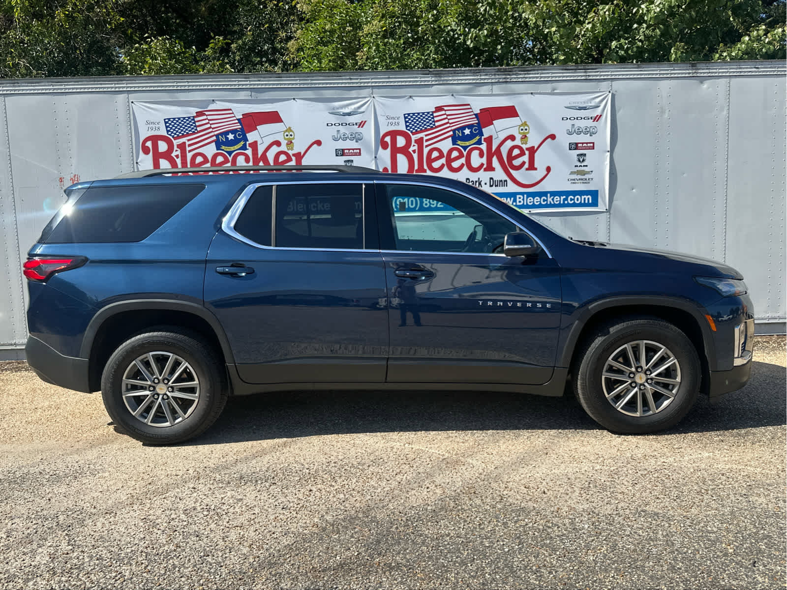 Used 2022 Chevrolet Traverse LT image 2