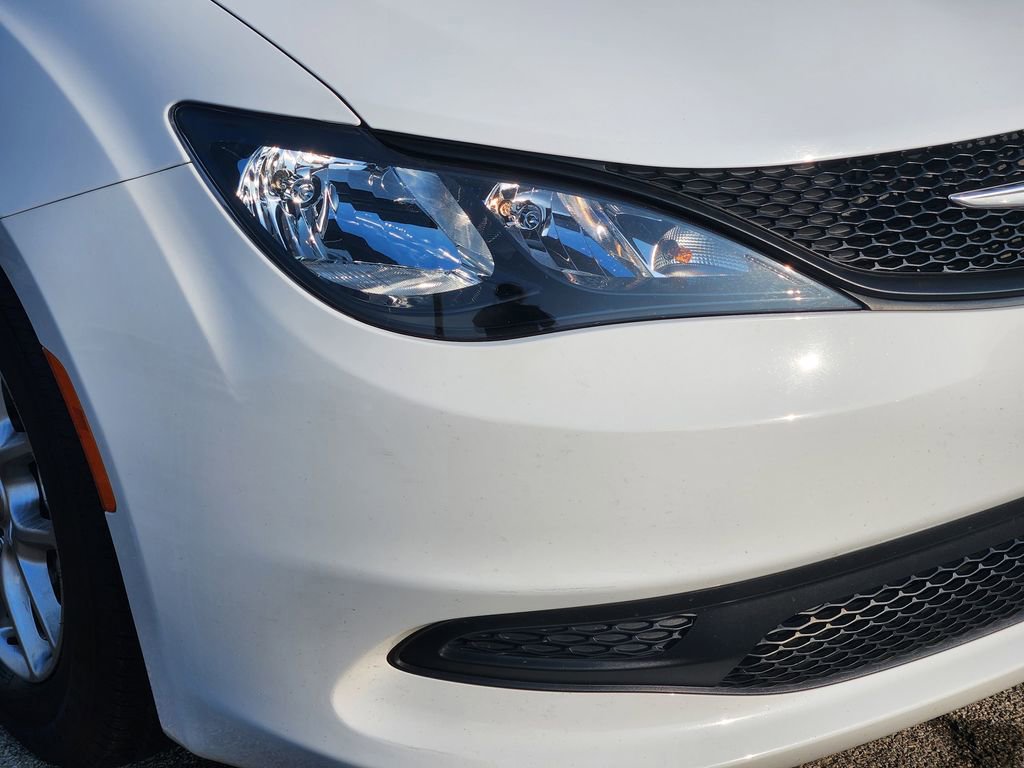 Used 2023 Chrysler Voyager LX image 9