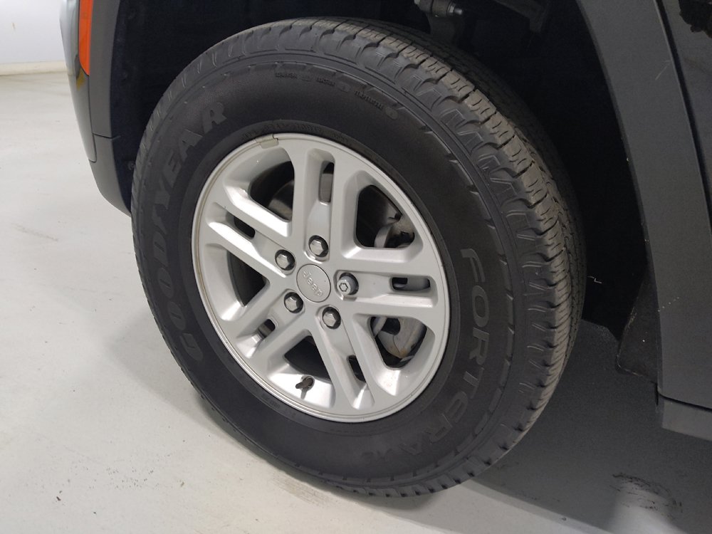 Used 2023 Jeep Grand Cherokee Laredo AWD/4WD image 31