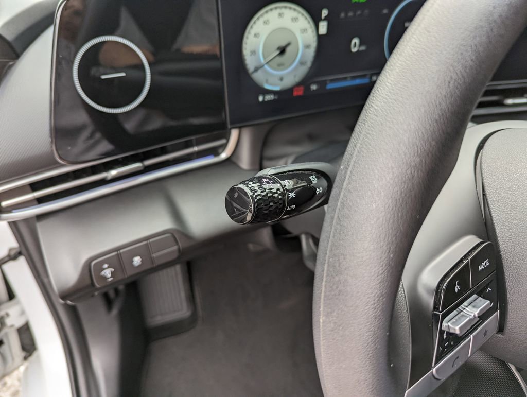 Used 2024 Hyundai Elantra SEL image 21