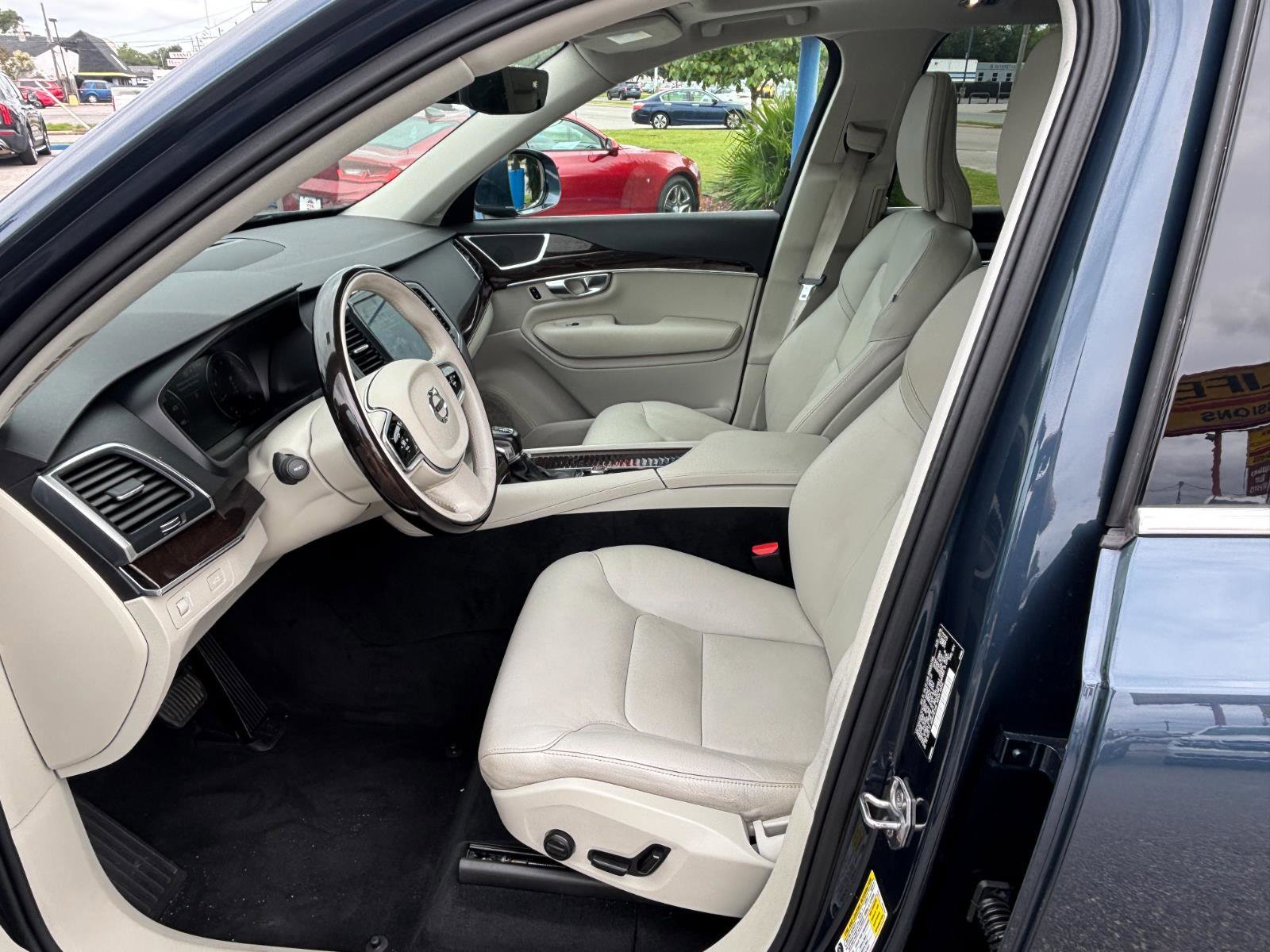 Used 2019 Volvo XC90 T6 Momentum w/ Advanced Package image 9