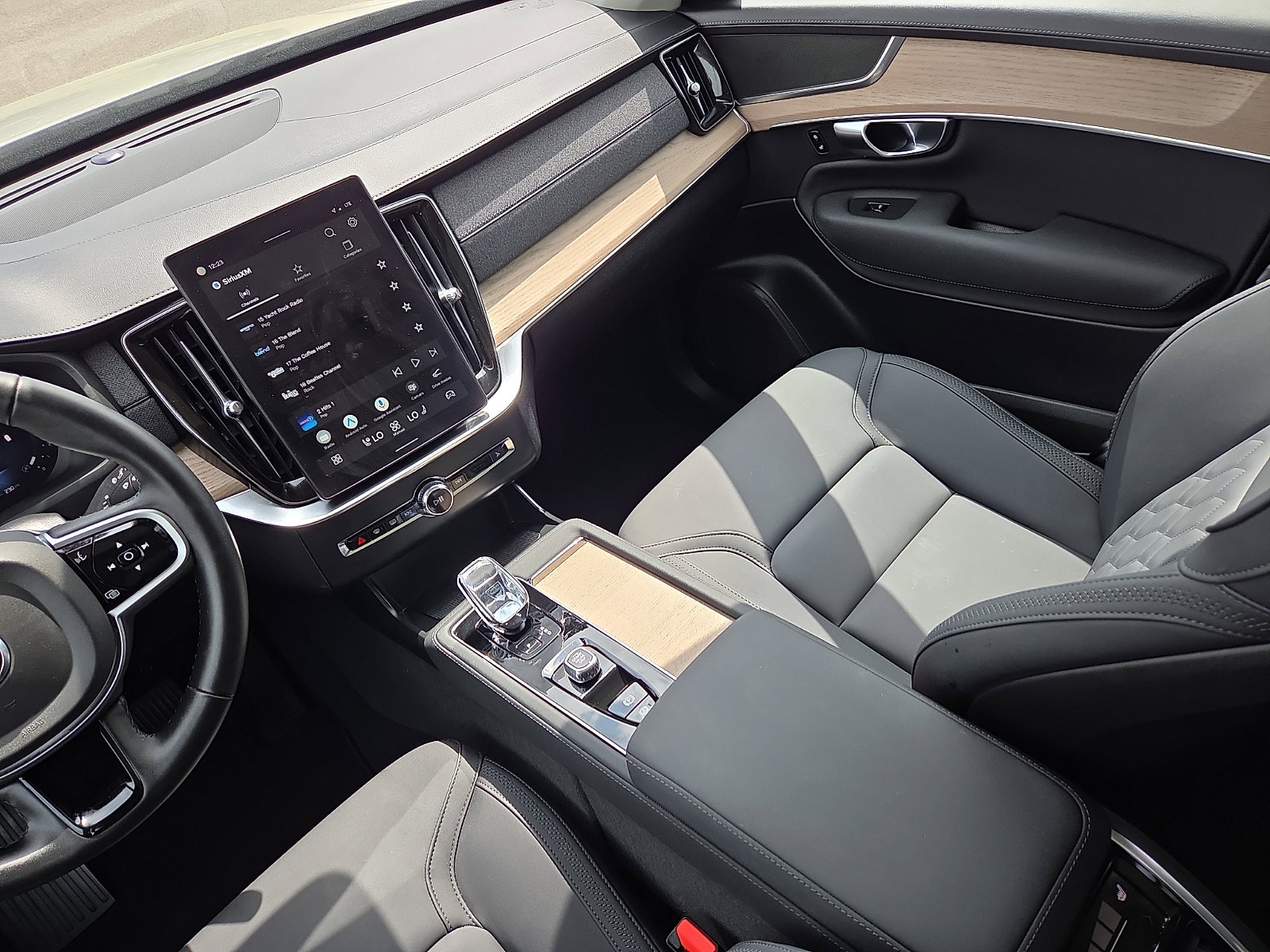 Used 2025 Volvo XC90 B6 Plus image 14