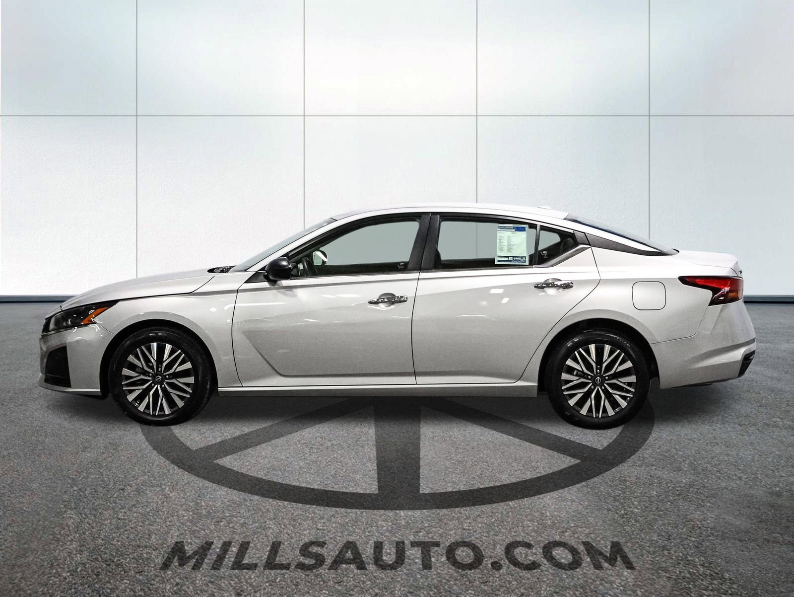Used 2024 Nissan Altima 2.5 SV image 3