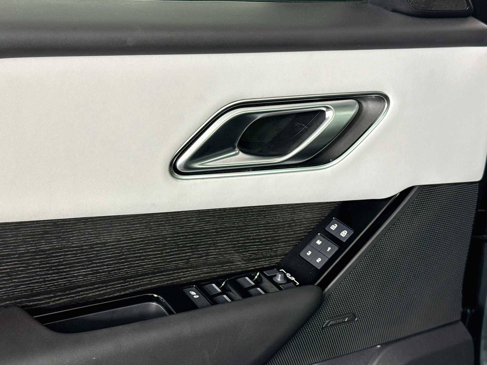 Used 2026 Land Rover Range Rover Velar Dynamic SE AWD/4WD image 18