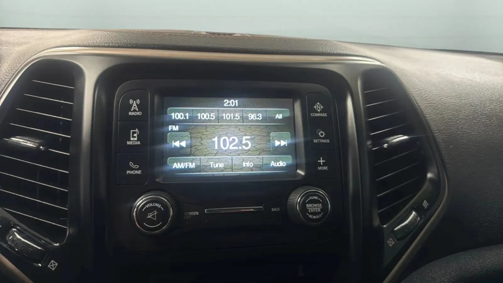 Used 2017 Jeep Cherokee Sport FWD image 11