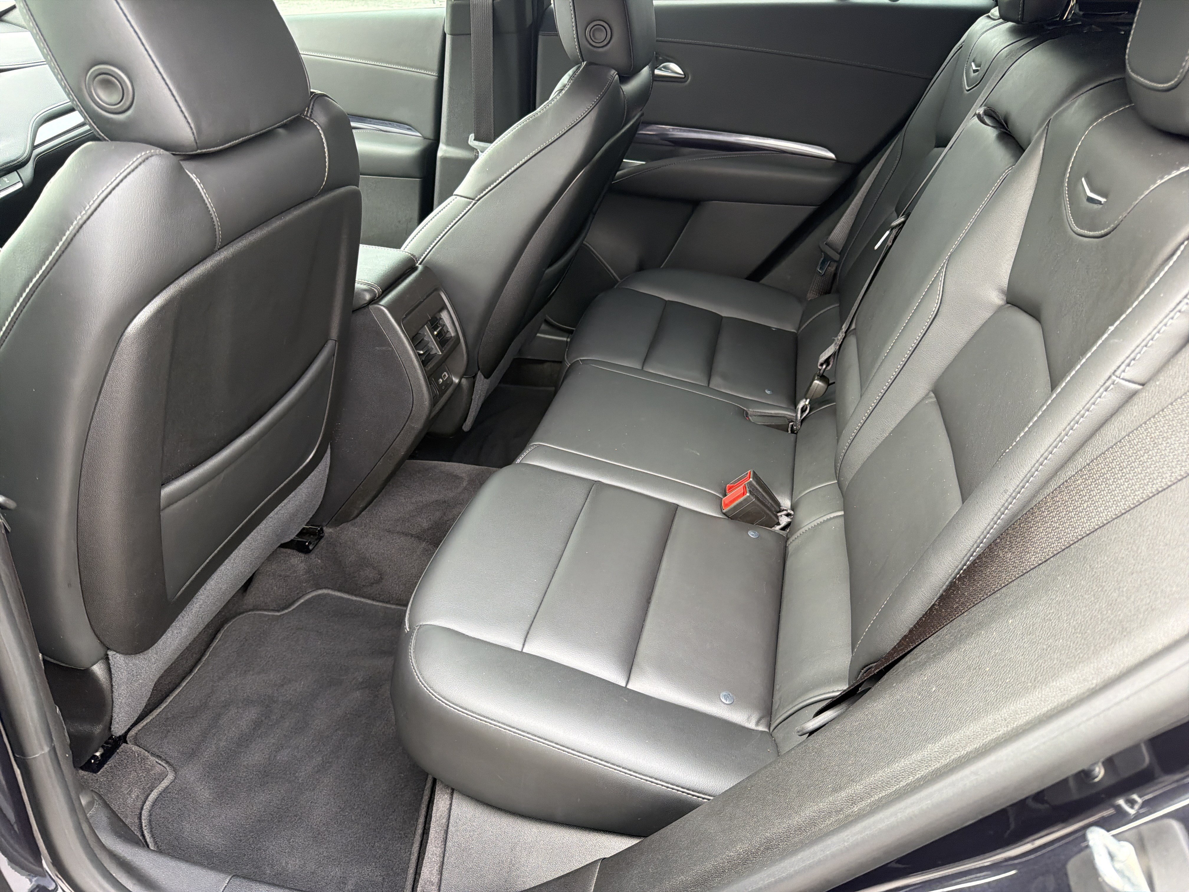 Used 2023 Cadillac XT4 Luxury w/ Cold Weather Package FWD image 21