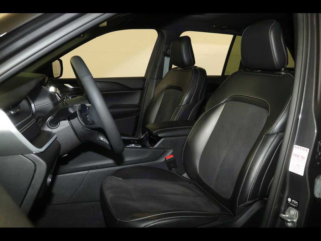 Used 2023 Jeep Grand Cherokee Altitude AWD/4WD image 16