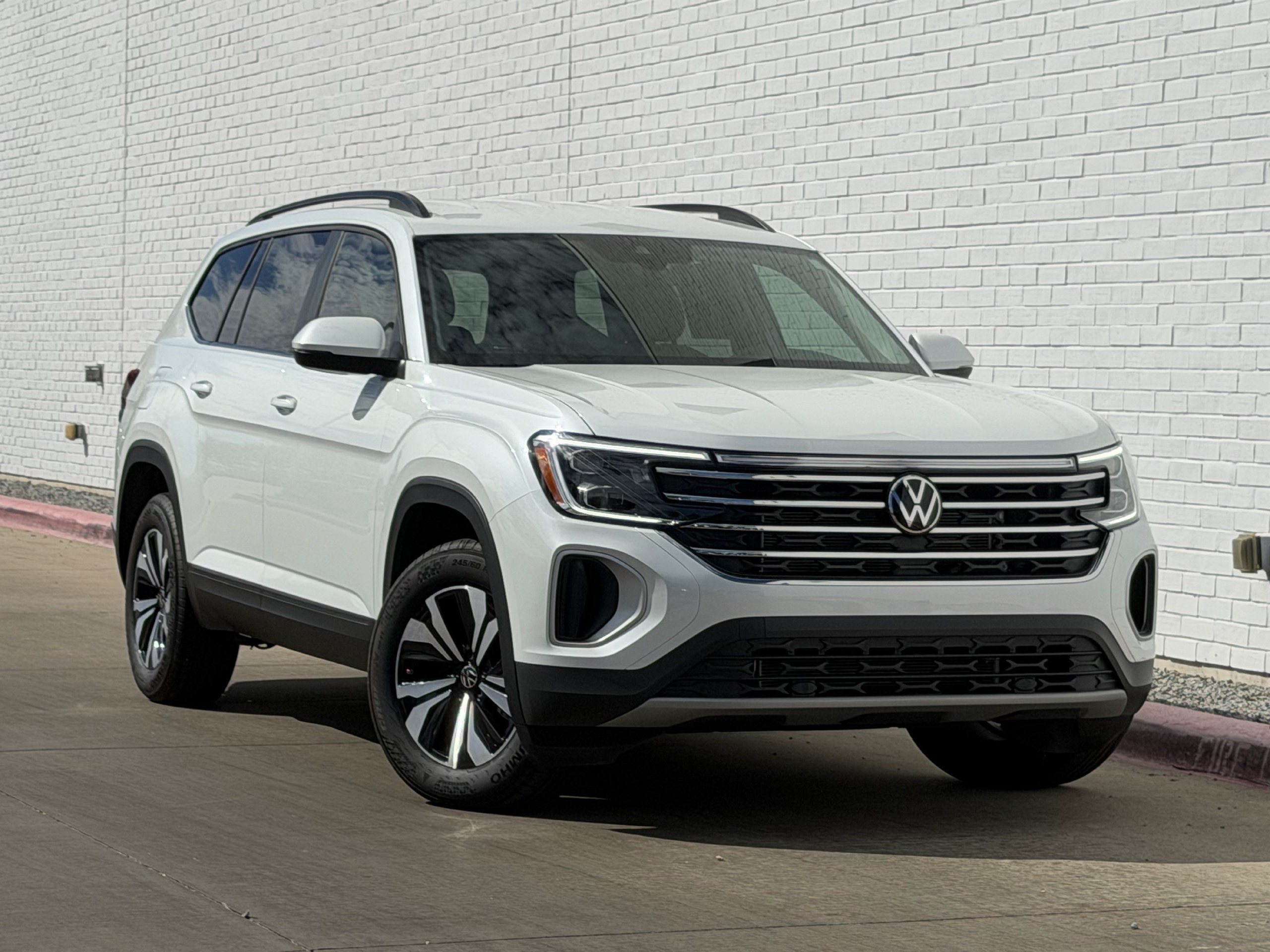 Used 2026 Volkswagen Atlas SE FWD image 1