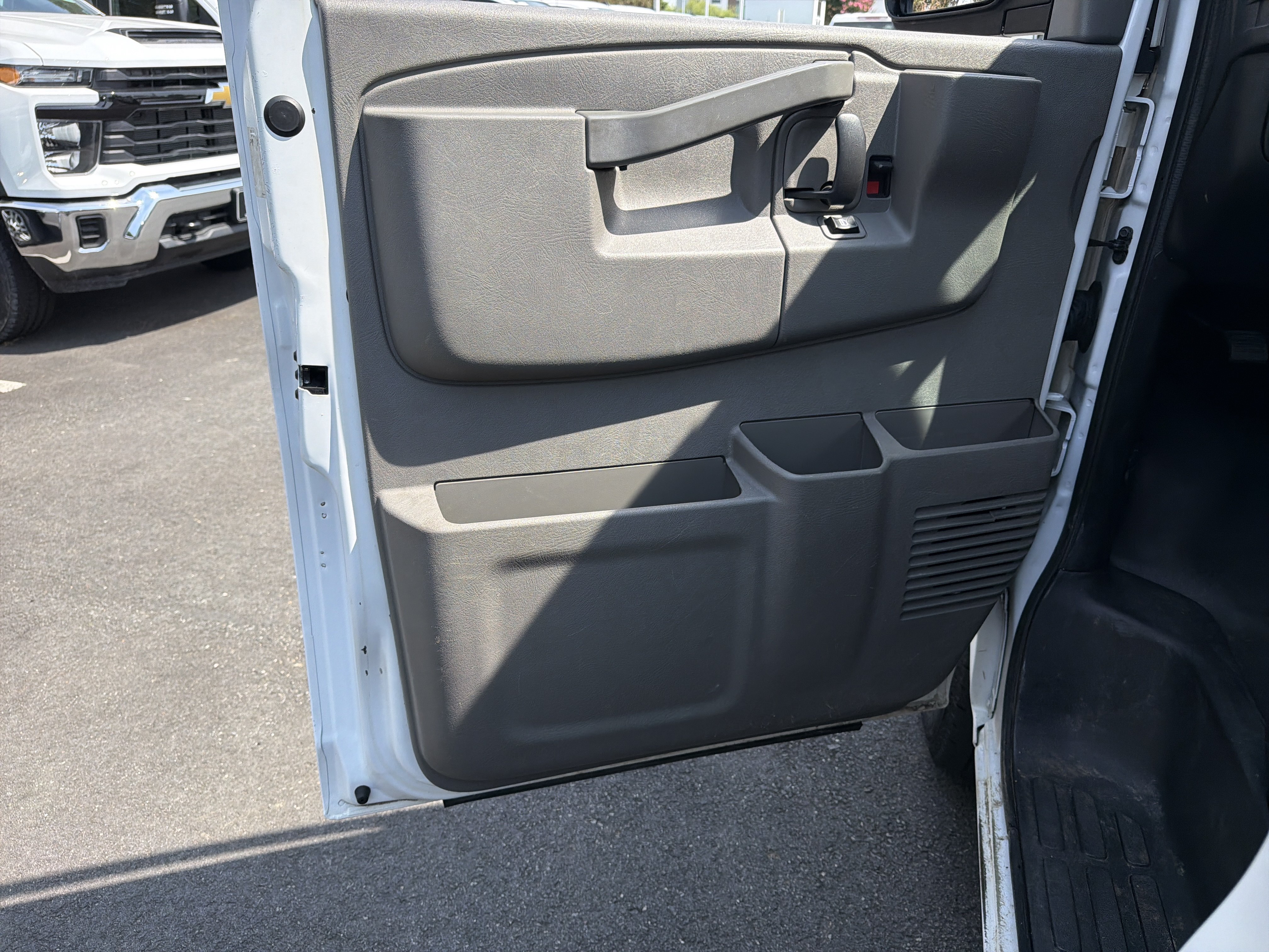 Used 2018 Chevrolet Express 2500 Extended RWD image 14