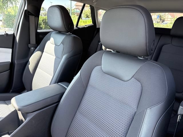 Used 2025 Chevrolet Trax LT w/ LT Convenience Package FWD image 11