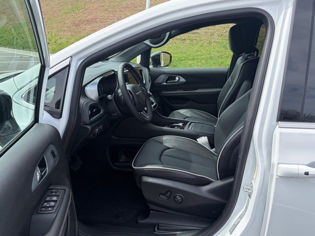 New 2026 Chrysler Pacifica Limited w/ Uconnect Theater Family Group FWD image 15