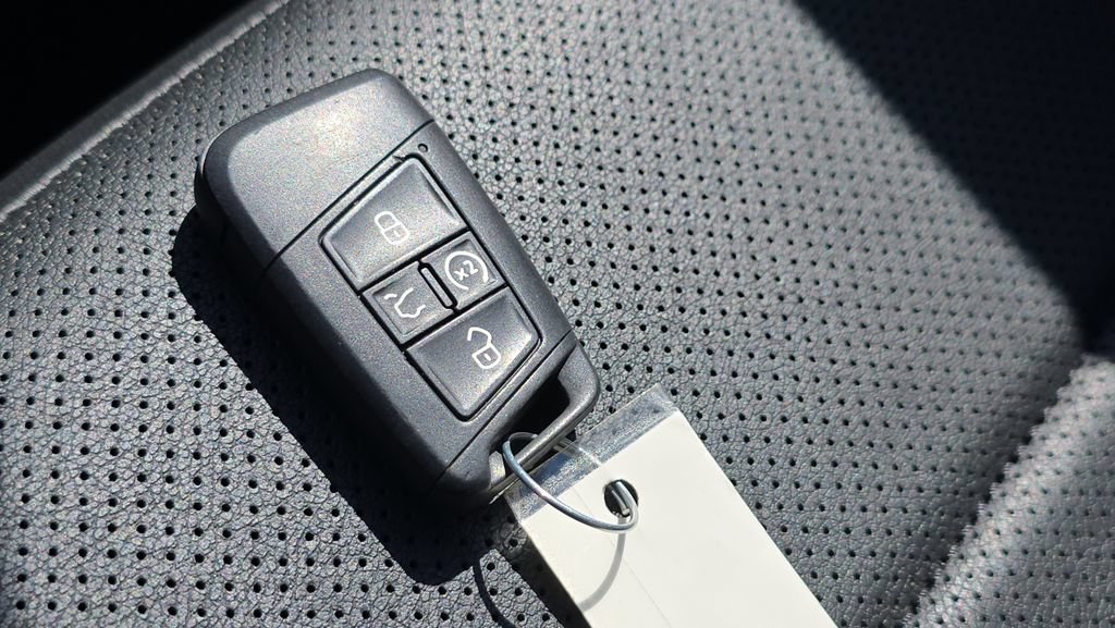 Used 2022 Volkswagen Tiguan SEL R-Line AWD/4WD image 29