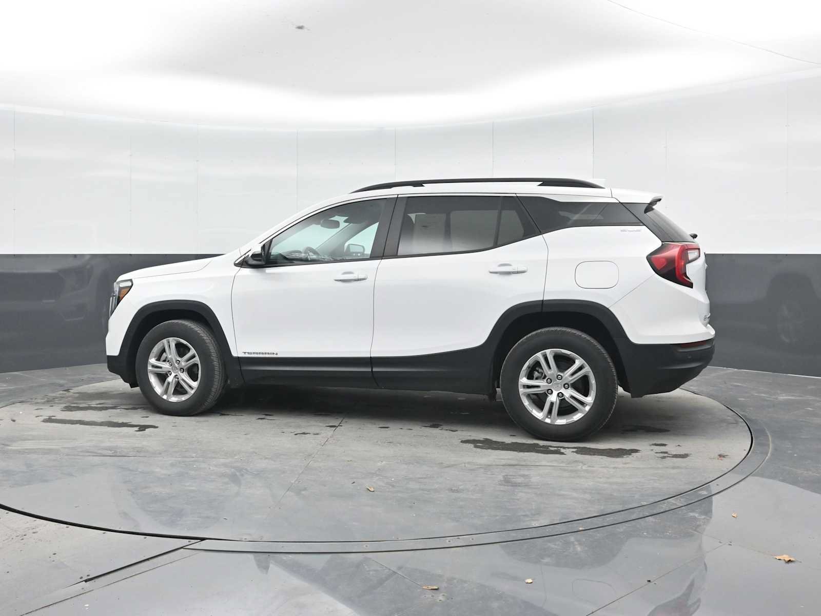 Used 2023 GMC Terrain SLE w/ Driver Convenience Package AWD/4WD image 3