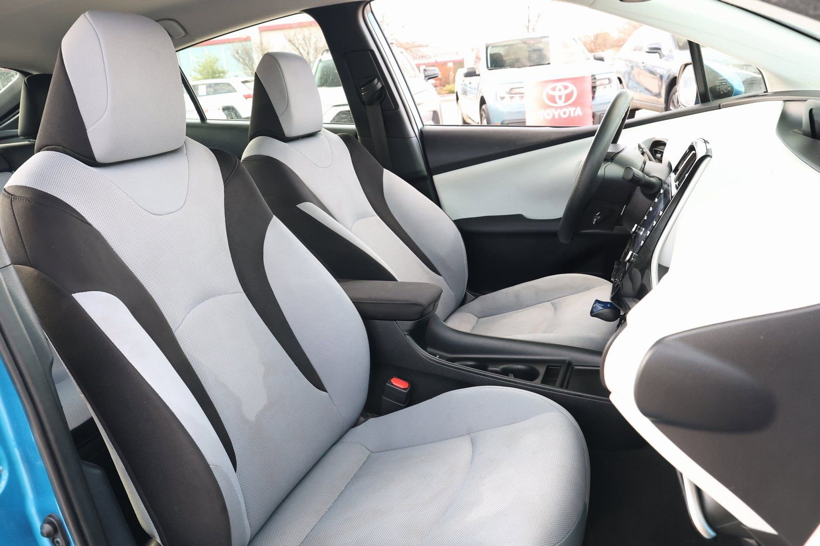 Used 2022 Toyota Prius L Eco image 28