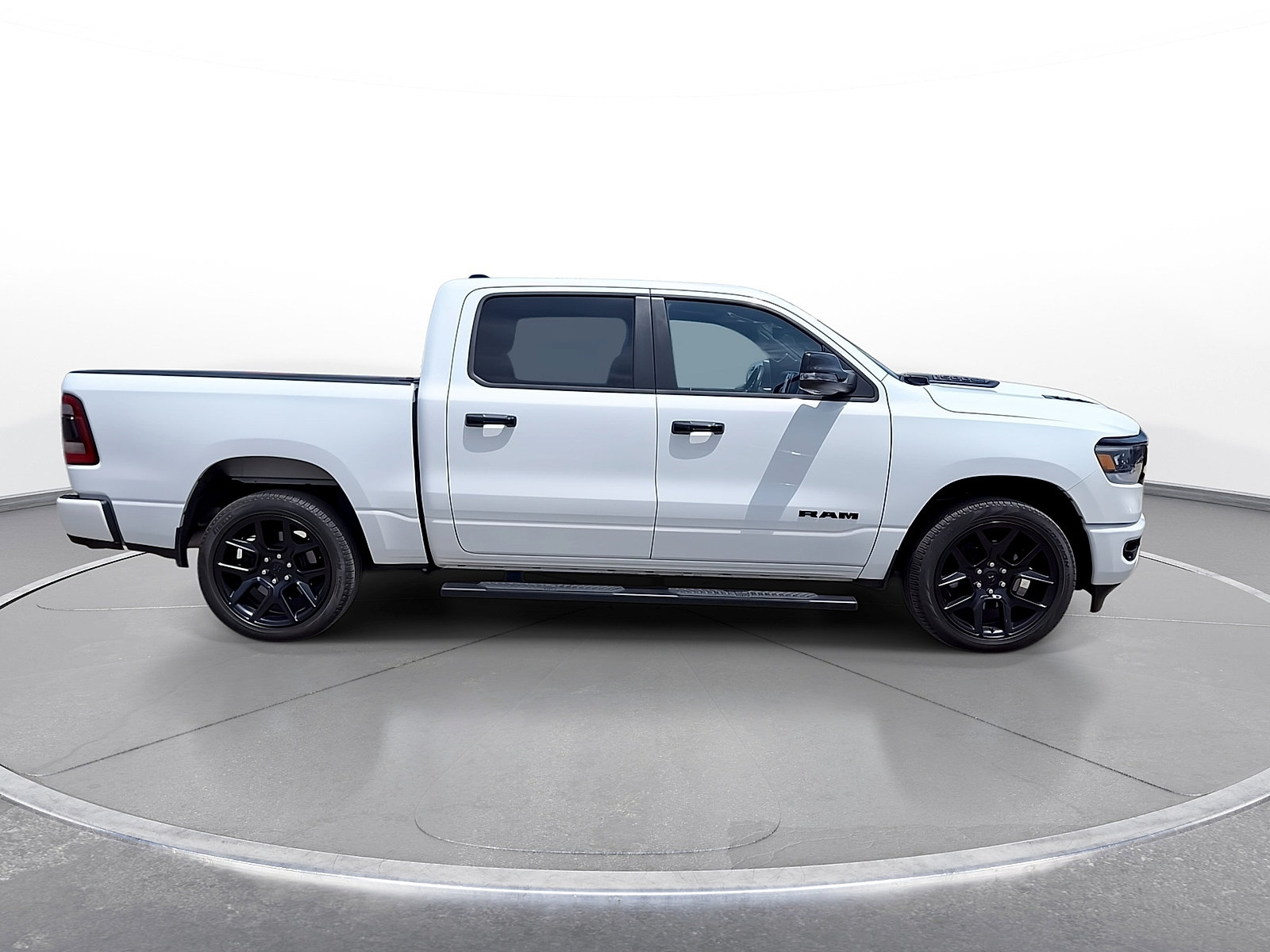 Used 2024 RAM 1500 Laramie AWD/4WD image 9